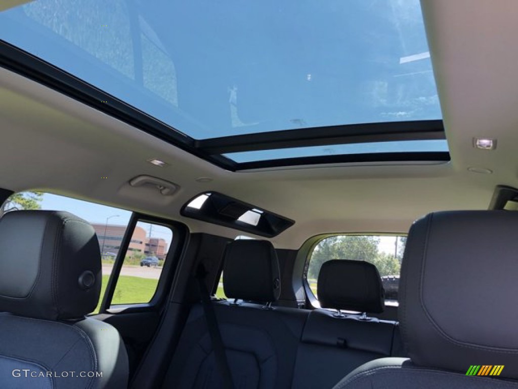 2020 Land Rover Defender 110 S Sunroof Photos