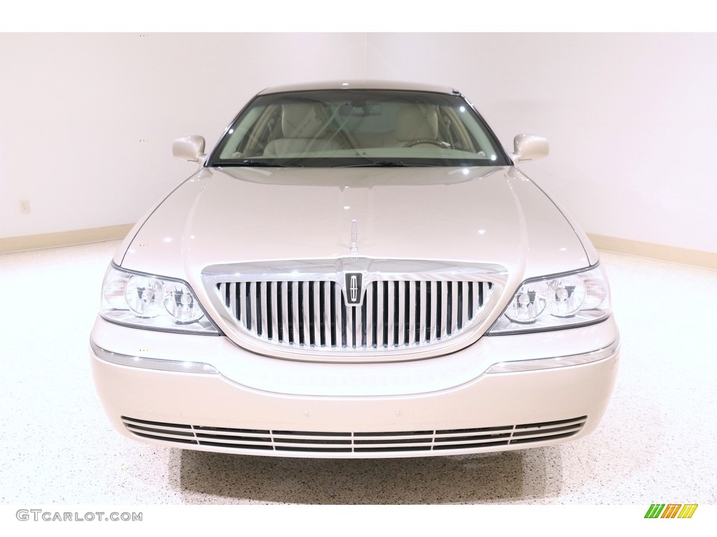 2011 Town Car Signature Limited - Light French Silk Metallic / Light Camel photo #2