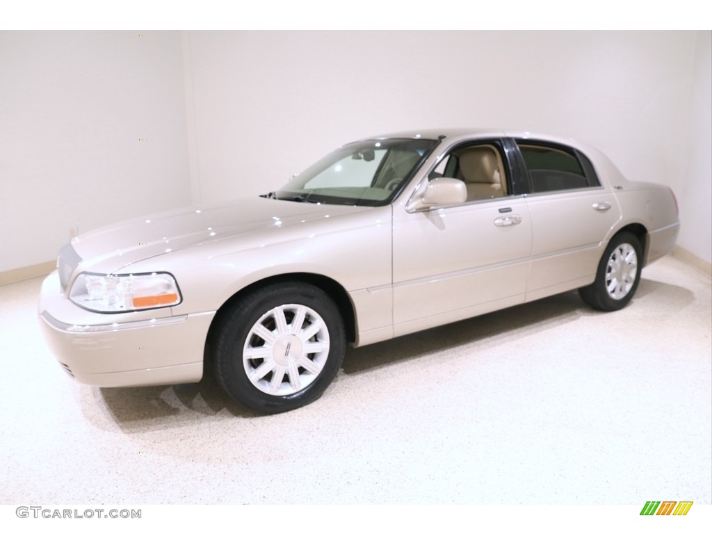 2011 Town Car Signature Limited - Light French Silk Metallic / Light Camel photo #3