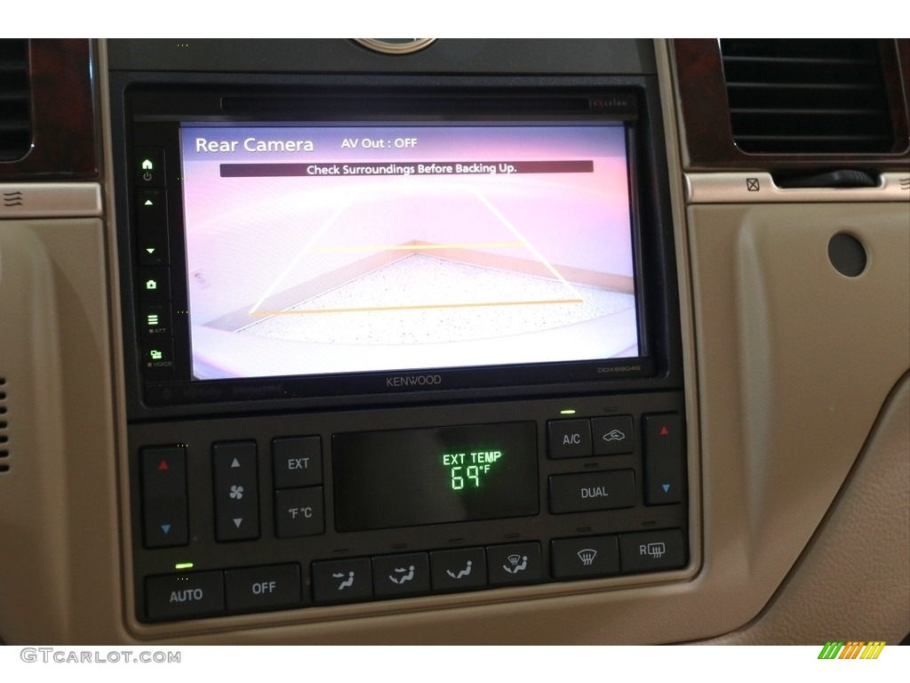 2011 Town Car Signature Limited - Light French Silk Metallic / Light Camel photo #26