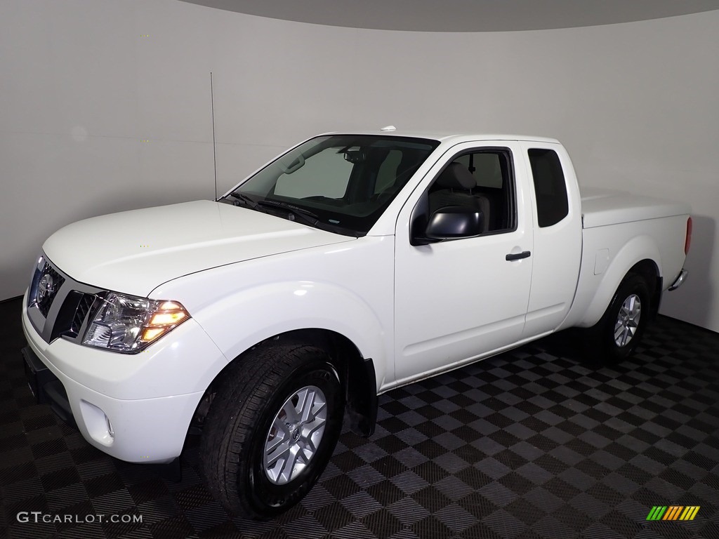 2017 Frontier SV King Cab 4x4 - Glacier White / Steel photo #1