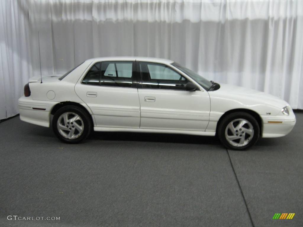 1997 Grand Am SE Sedan - Bright White / Graphite photo #2