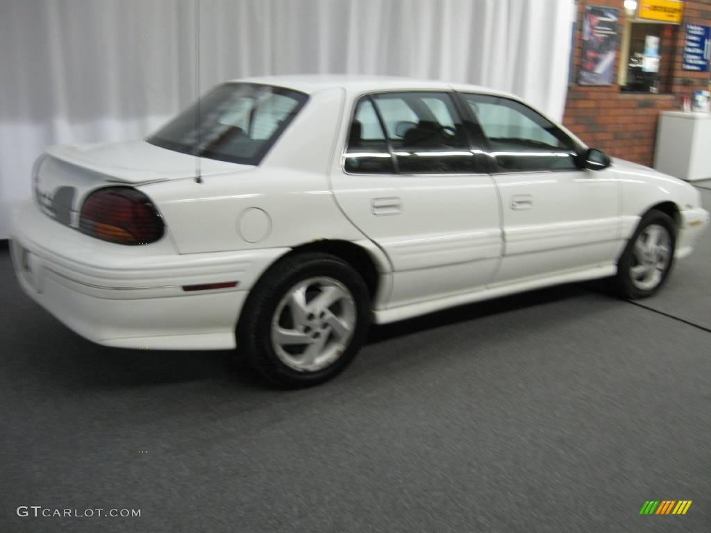 1997 Grand Am SE Sedan - Bright White / Graphite photo #3