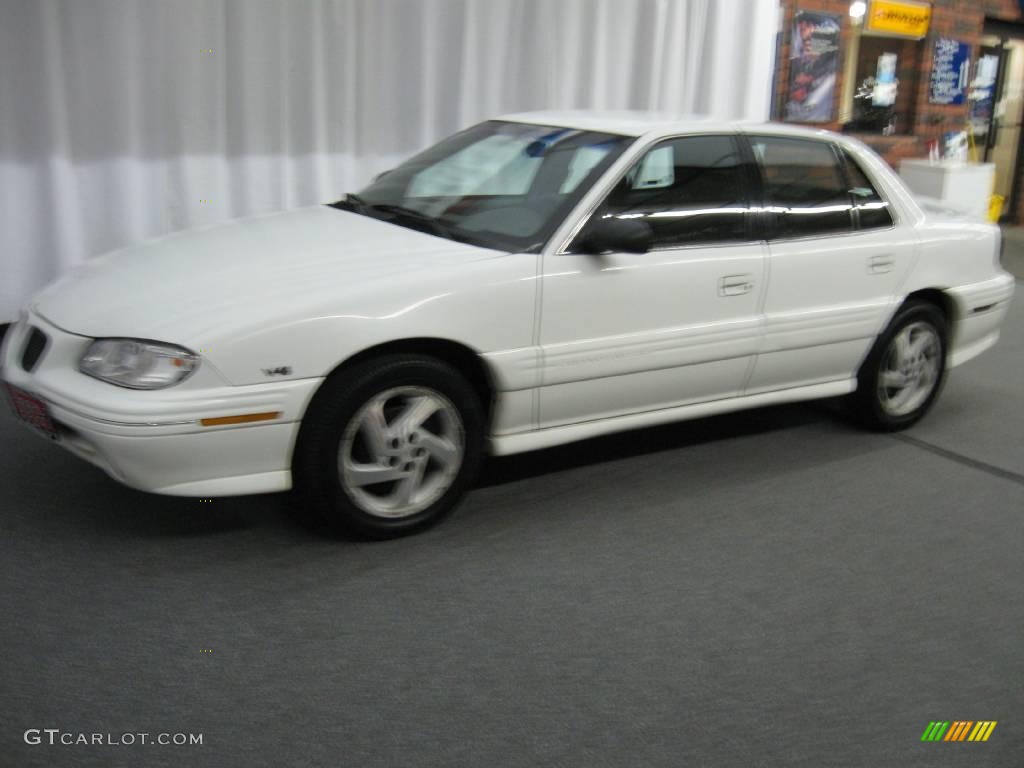 1997 Grand Am SE Sedan - Bright White / Graphite photo #6