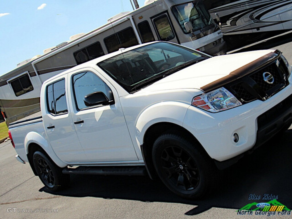 2018 Frontier SV Crew Cab 4x4 - Glacier White / Steel photo #27