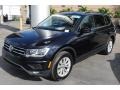 Deep Black Pearl - Tiguan S Photo No. 4