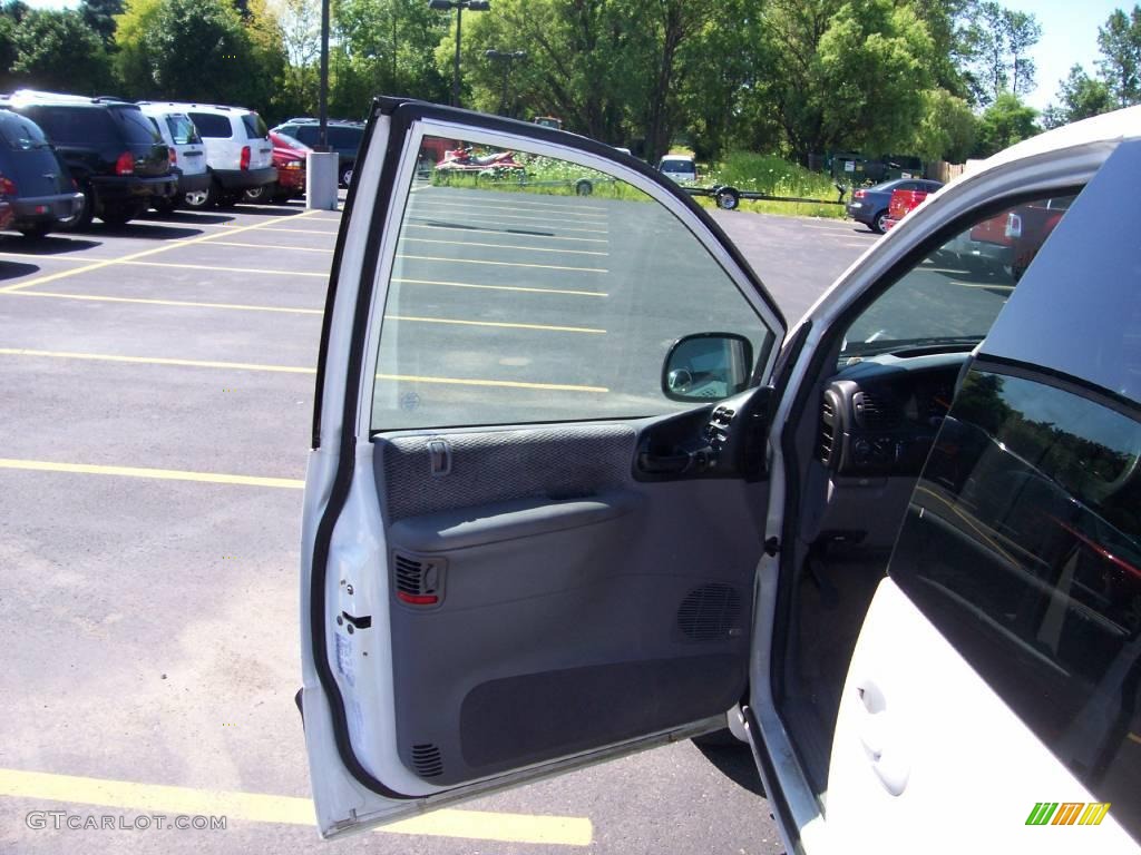 1997 Grand Voyager SE - Bright White / Gray photo #15