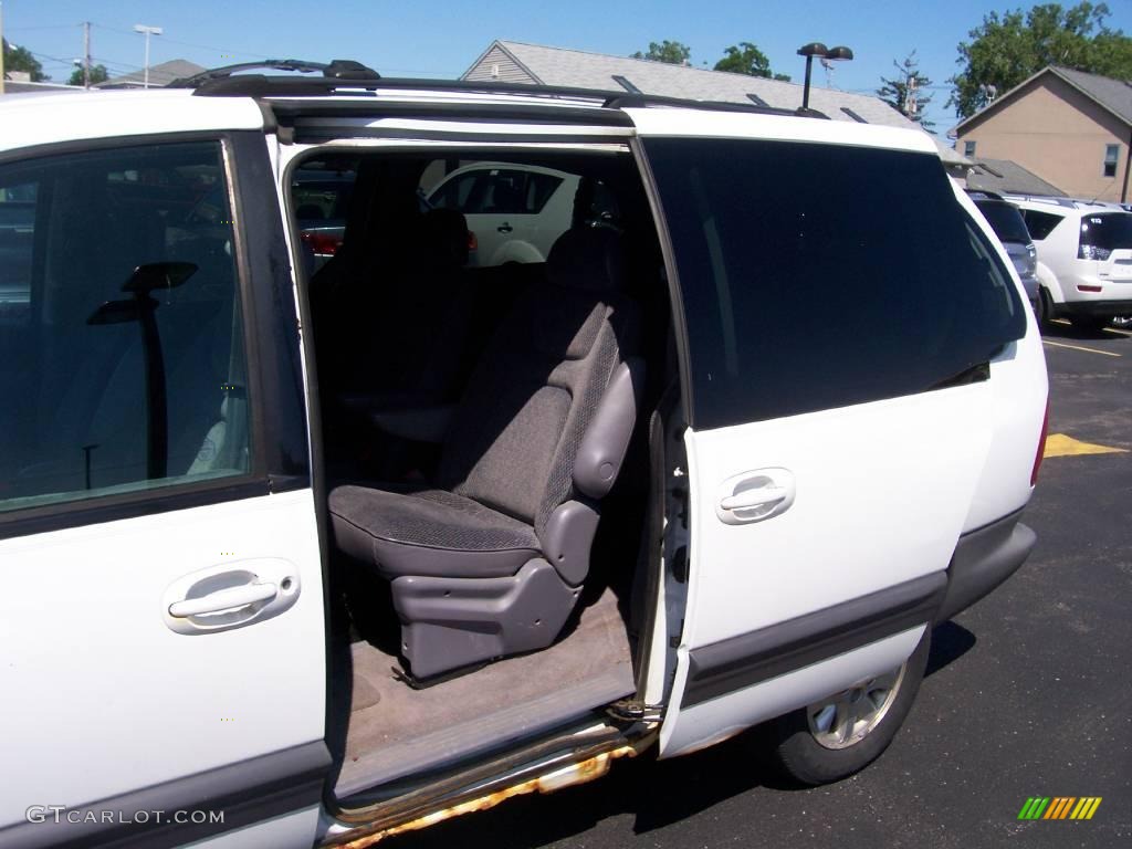 1997 Grand Voyager SE - Bright White / Gray photo #16