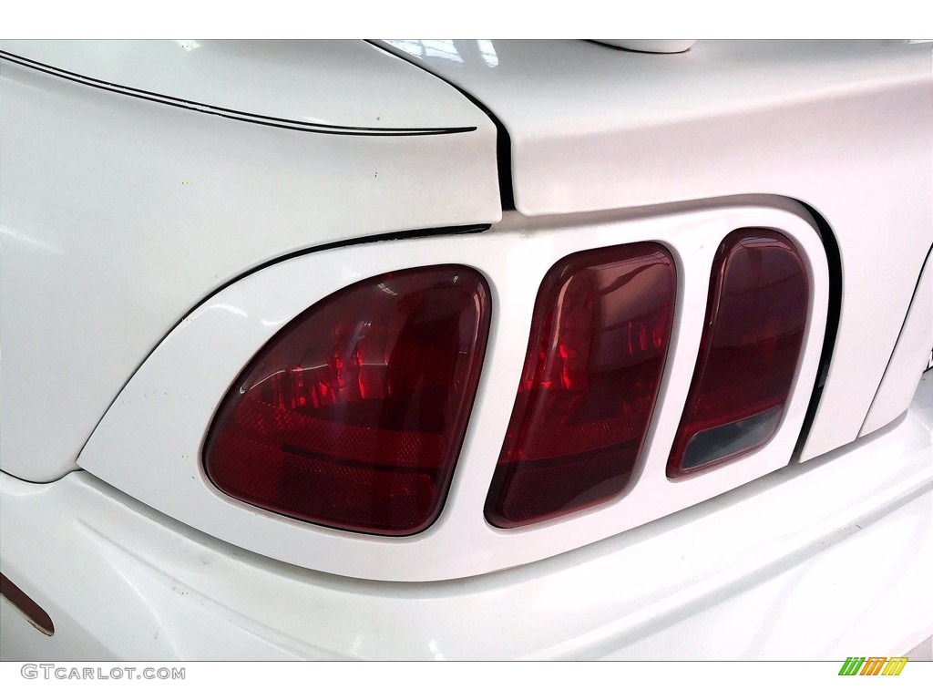 1998 Mustang V6 Coupe - Ultra White / Medium Graphite photo #27