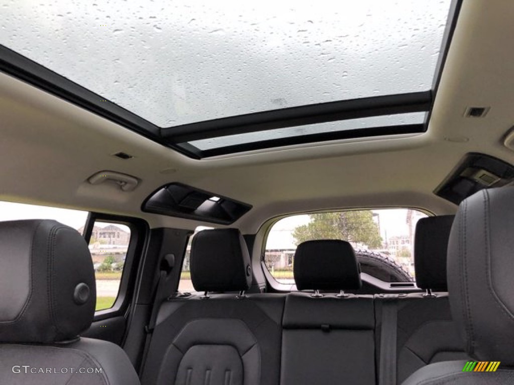2020 Land Rover Defender 110 SE Sunroof Photos