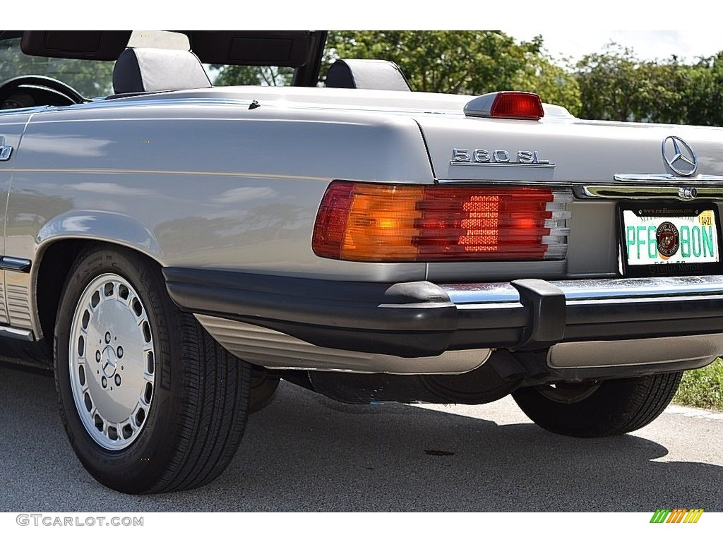 1986 Mercedes-Benz SL Class 560 SL Roadster Marks and Logos Photo #139865236