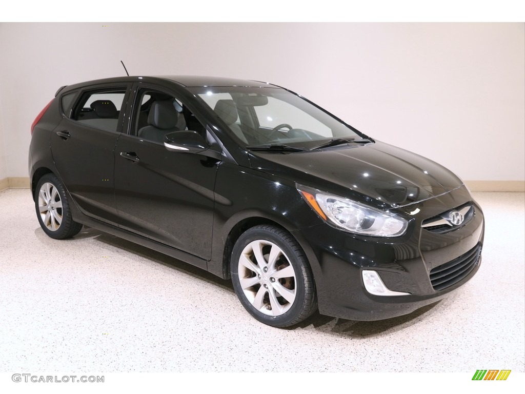 2013 Accent SE 5 Door - Ultra Black / Gray photo #1