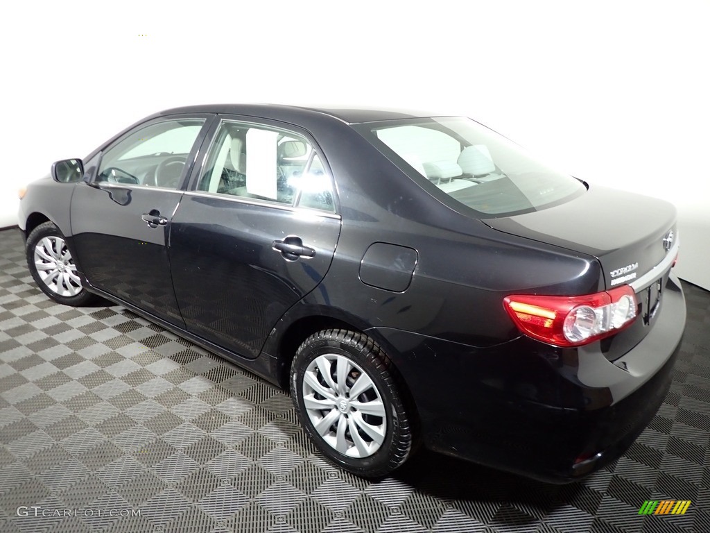 2013 Corolla LE - Black Currant Metallic / Ash photo #9
