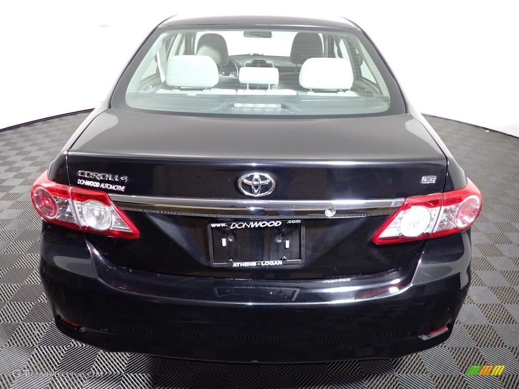 2013 Corolla LE - Black Currant Metallic / Ash photo #11