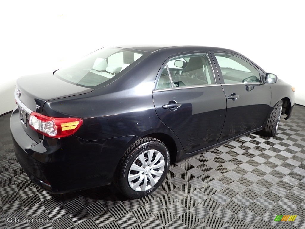 2013 Corolla LE - Black Currant Metallic / Ash photo #14