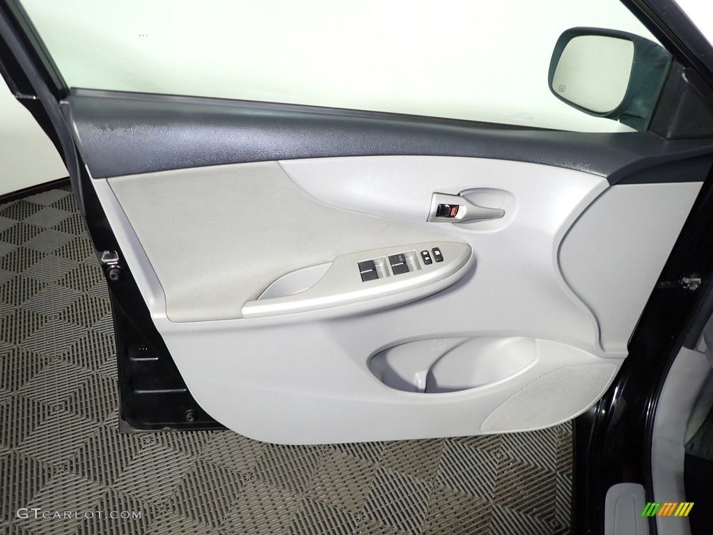 2013 Corolla LE - Black Currant Metallic / Ash photo #16