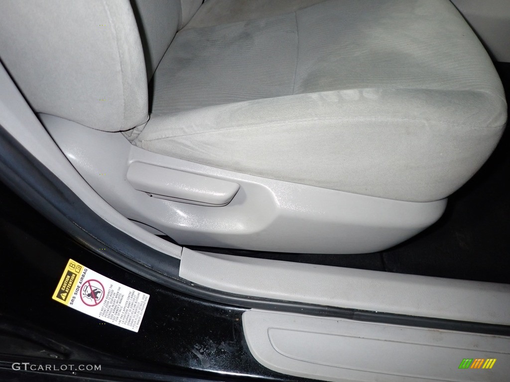 2013 Corolla LE - Black Currant Metallic / Ash photo #25