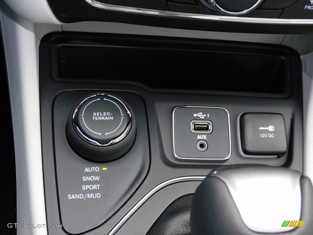 2020 Jeep Cherokee Latitude Plus 4x4 Controls Photo #139906418