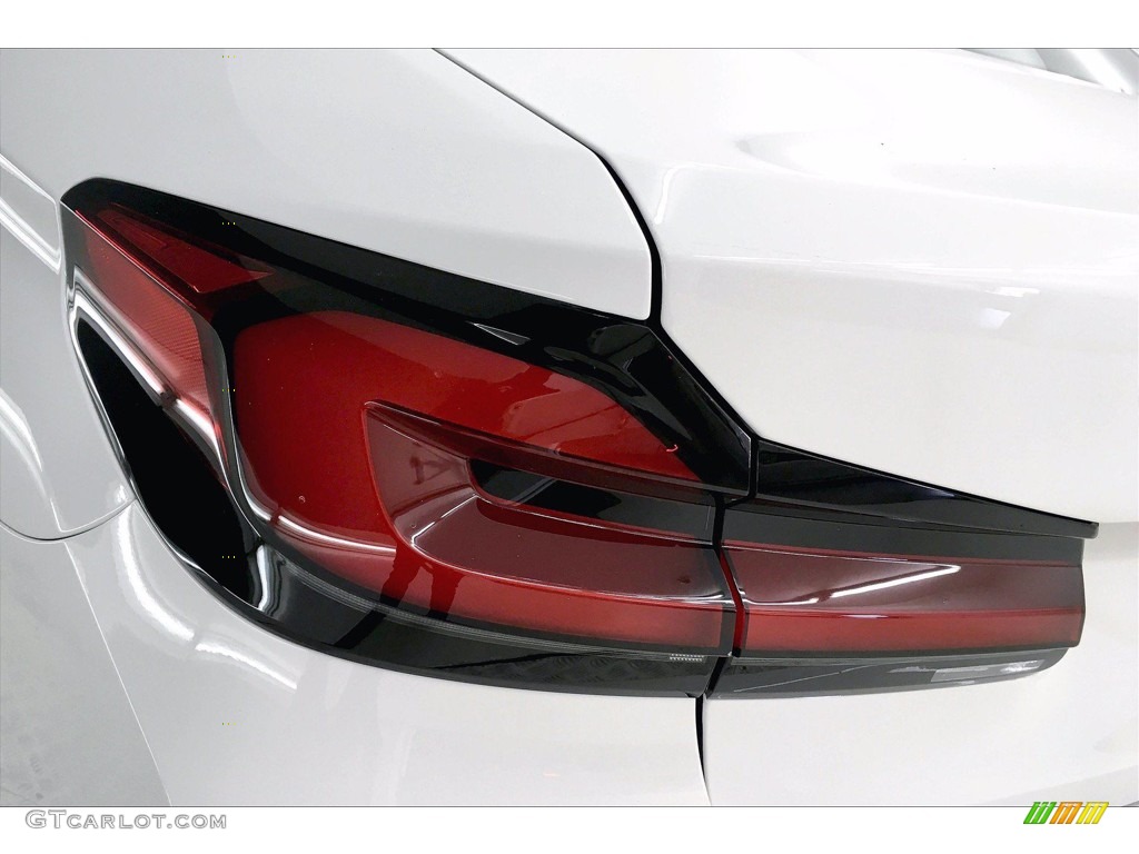 2021 5 Series 530e Sedan - Alpine White / Black photo #15