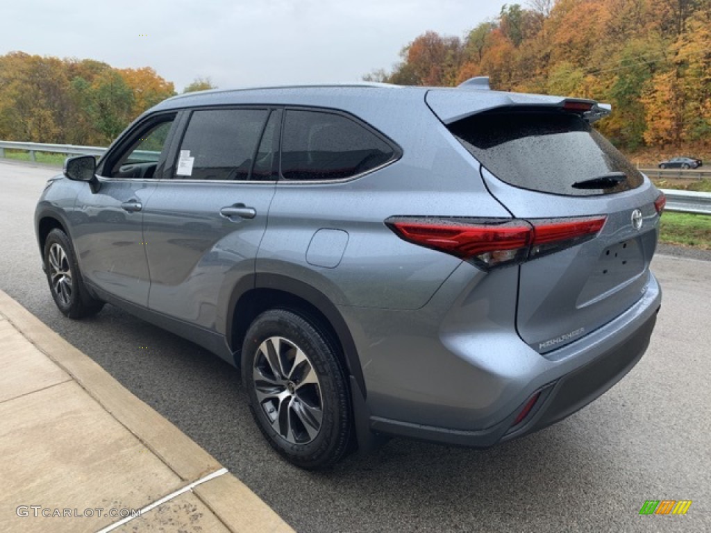 2021 Highlander XLE AWD - Moon Dust / Black photo #2