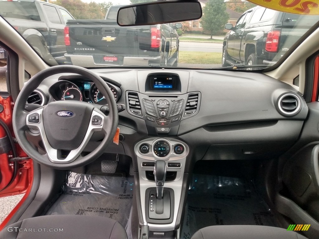 2018 Fiesta SE Sedan - Hot Pepper Red / Charcoal Black photo #12