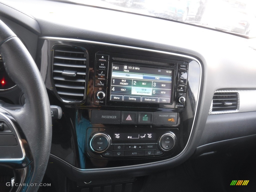 2017 Mitsubishi Outlander ES AWC Controls Photo #139951221