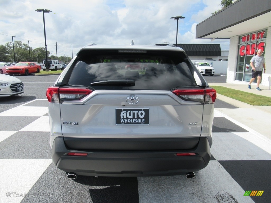 2019 RAV4 XLE - Silver Sky Metallic / Light Gray photo #4