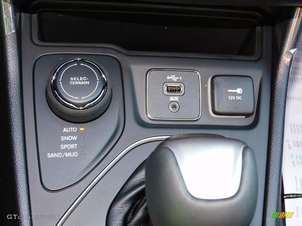 2021 Jeep Cherokee Latitude Lux 4x4 Controls Photo #139959973
