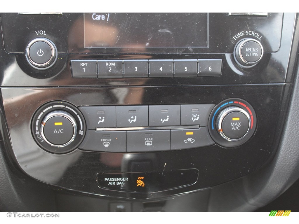 2016 Nissan Rogue S Controls Photo #139990936