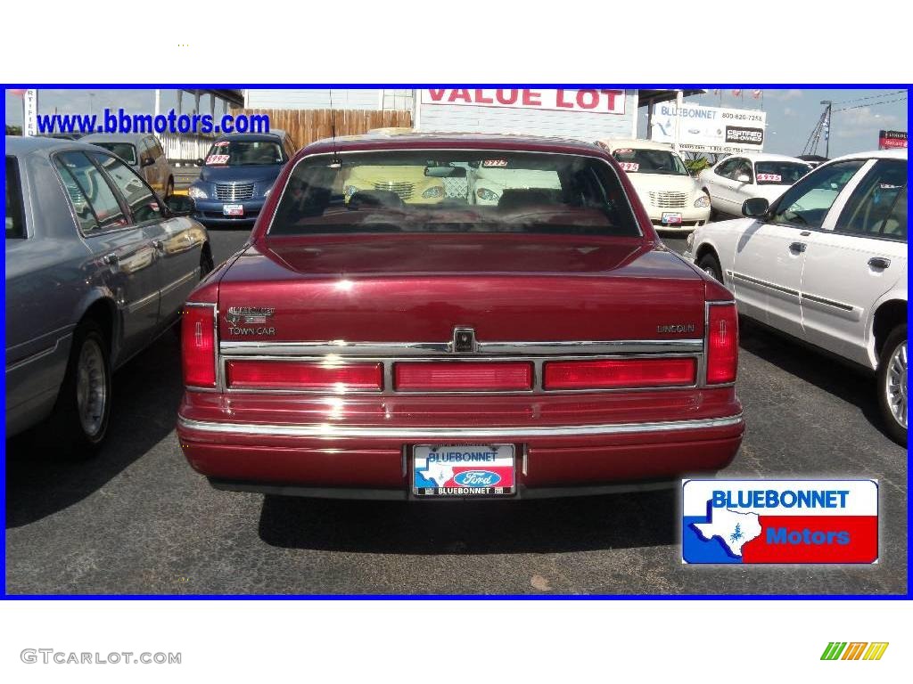 1997 Town Car Cartier - Toreador Red Metallic / Red photo #4