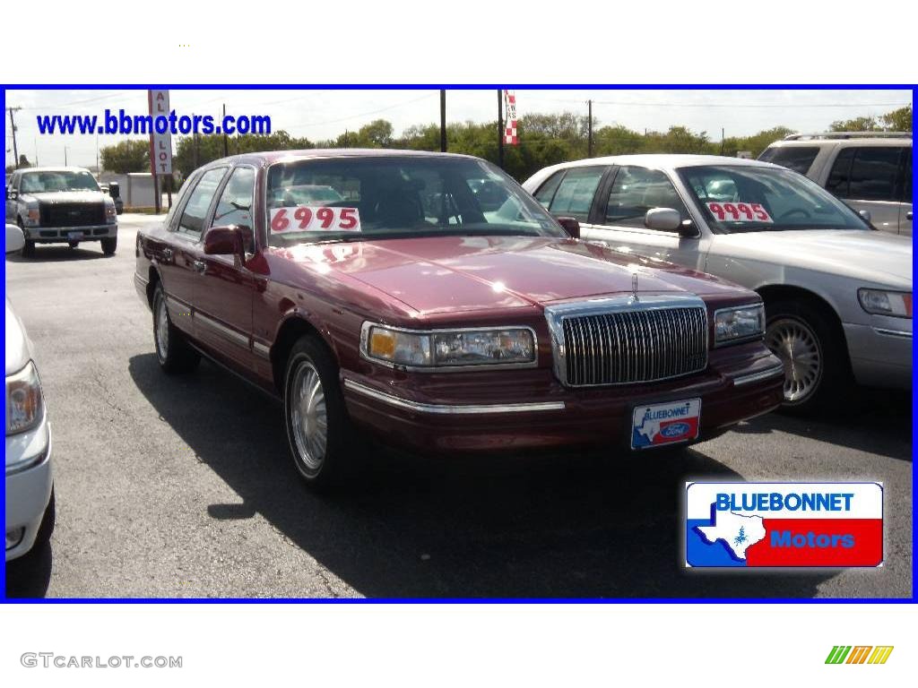 1997 Town Car Cartier - Toreador Red Metallic / Red photo #5