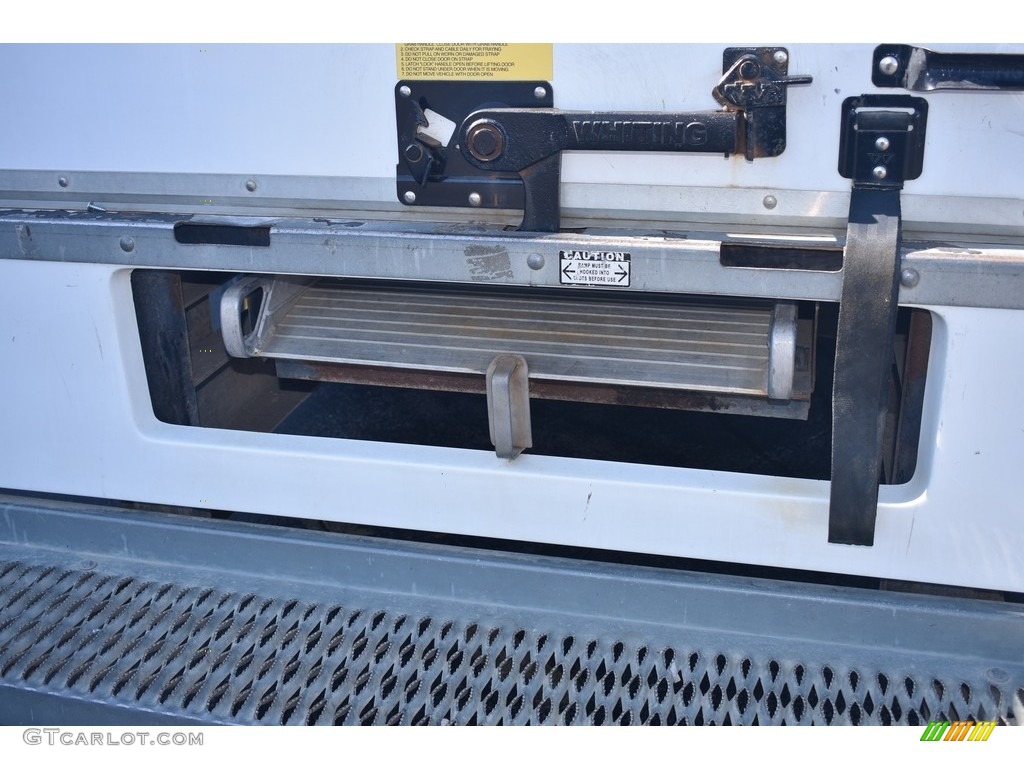 2017 Savana Cutaway 3500 Commercial Moving Truck - Summit White / Pewter photo #8