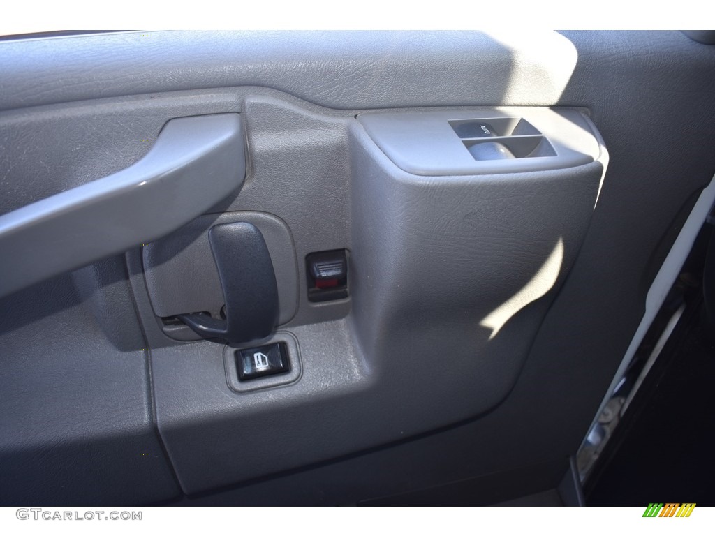 2017 Savana Cutaway 3500 Commercial Moving Truck - Summit White / Pewter photo #9