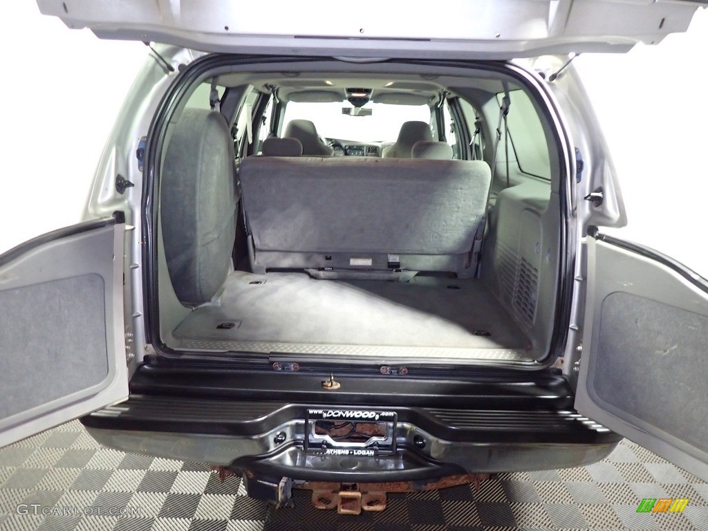 2002 Ford Excursion XLT 4x4 Trunk Photo #140008115
