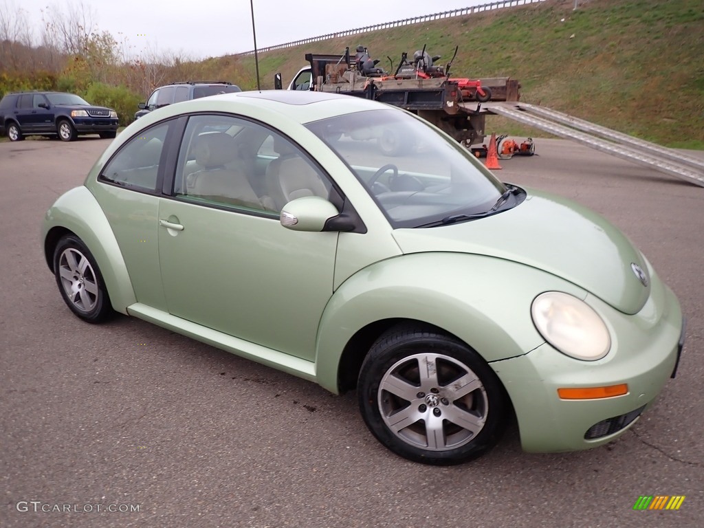 2006 New Beetle 2.5 Coupe - Gecko Green Metallic / Cream photo #2