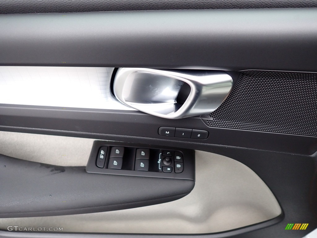 2021 Volvo XC40 T5 Momentum AWD Blond/Charcoal Door Panel Photo #140030074