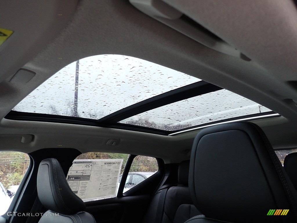 2021 Volvo XC40 T5 Momentum AWD Sunroof Photos