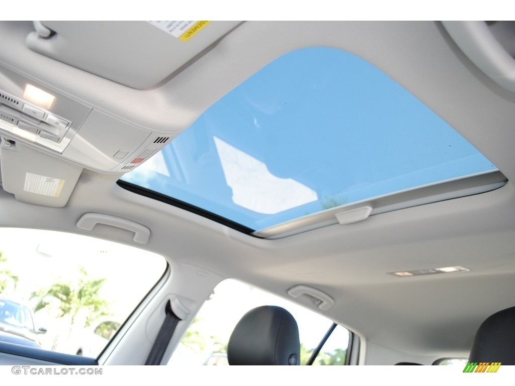 2017 Volkswagen Golf 4 Door 1.8T SE Sunroof Photos