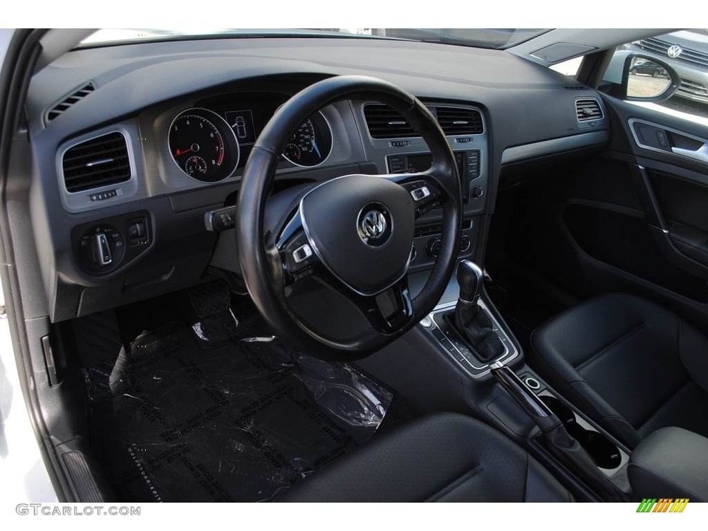 Titan Black Interior 2017 Volkswagen Golf 4 Door 1.8T SE Photo #140040061