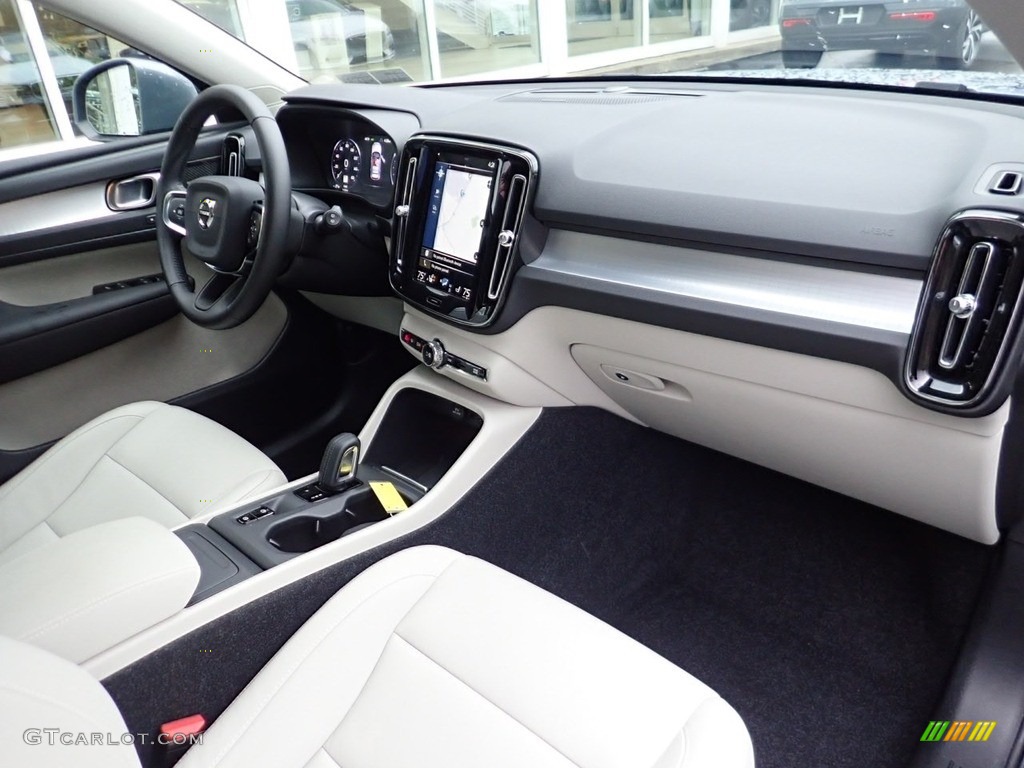 Blond/Charcoal Interior 2020 Volvo XC40 T5 Momentum AWD Photo #140042692