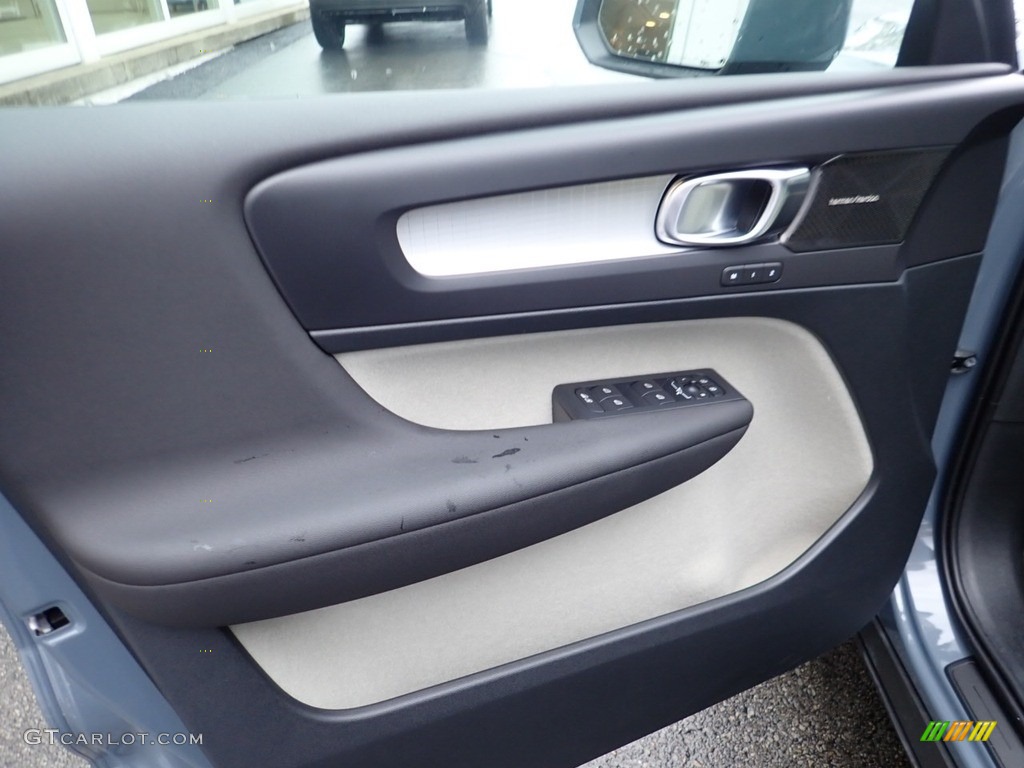 2020 Volvo XC40 T5 Momentum AWD Blond/Charcoal Door Panel Photo #140042872