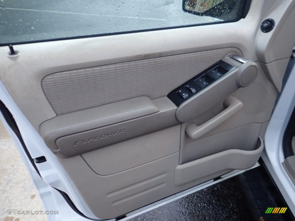 2007 Explorer Sport Trac XLT - Oxford White / Light Stone photo #19