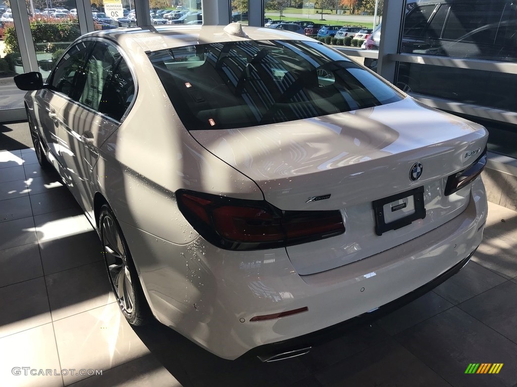 2021 5 Series 530i xDrive Sedan - Alpine White / Black photo #2