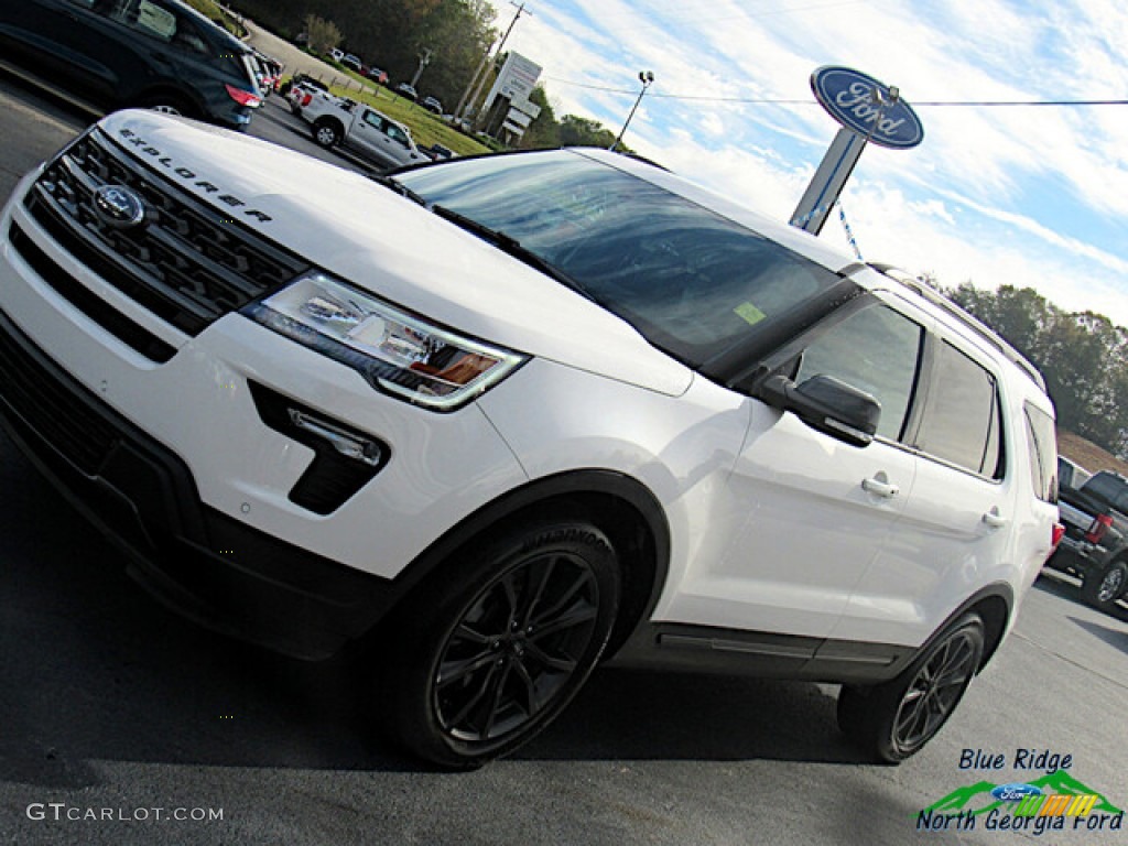 2018 Explorer XLT - Oxford White / Ebony Black photo #26