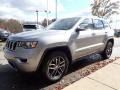 Front 3/4 View of 2017 Grand Cherokee Limited 4x4