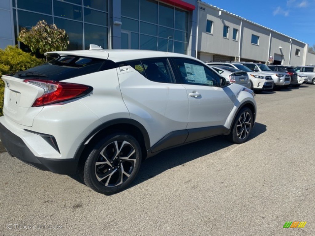 2020 C-HR XLE - Blizzard Pearl / Black photo #15