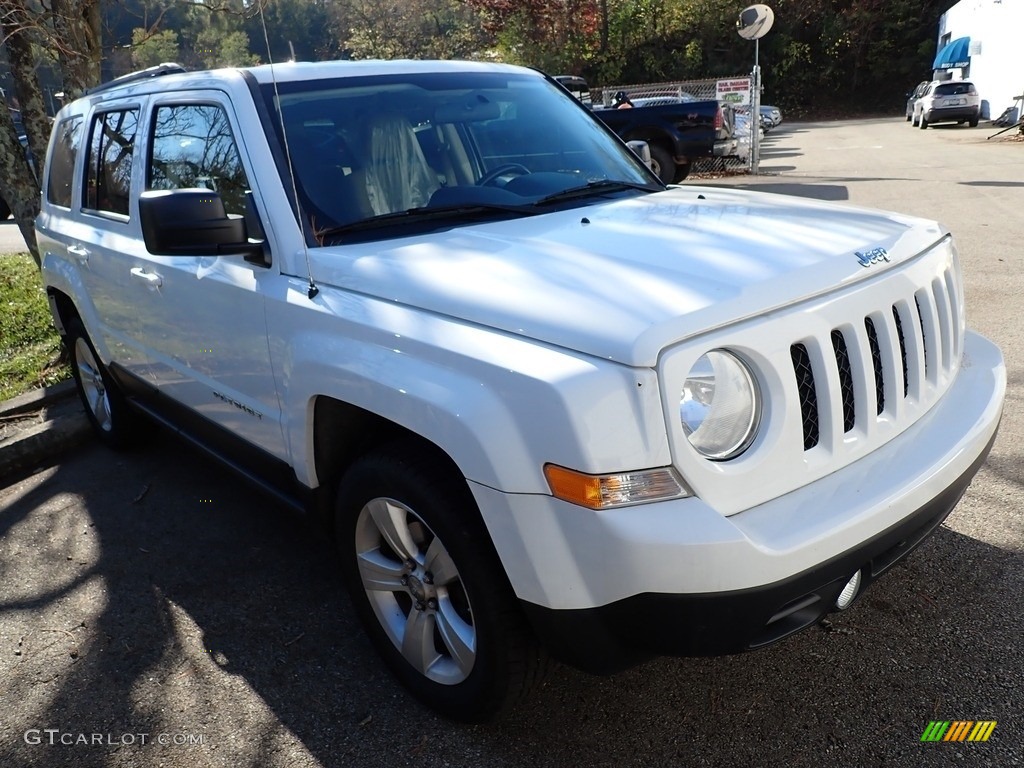 2012 Patriot Latitude 4x4 - Bright White / Dark Slate Gray/Light Pebble Beige photo #3