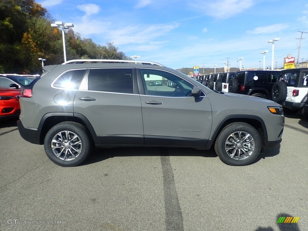 2021 Cherokee Latitude Lux 4x4 - Sting-Gray / Black photo #4
