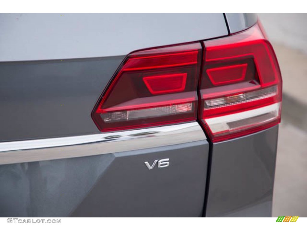 2018 Volkswagen Atlas SE Marks and Logos Photos