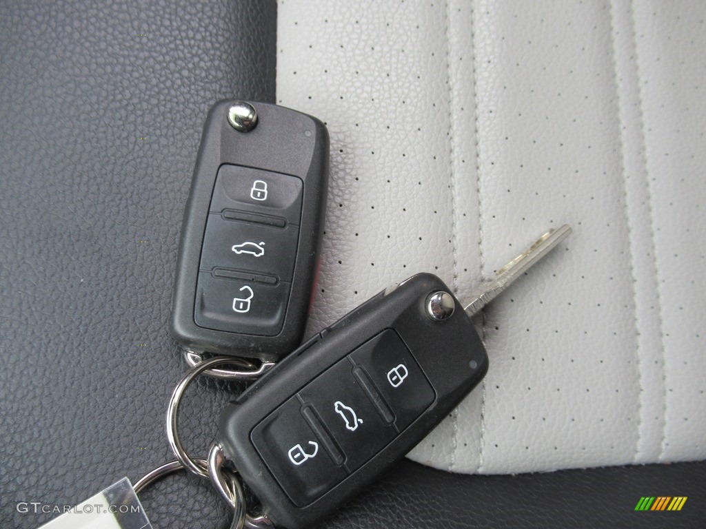 2018 Volkswagen Passat GT Keys Photos